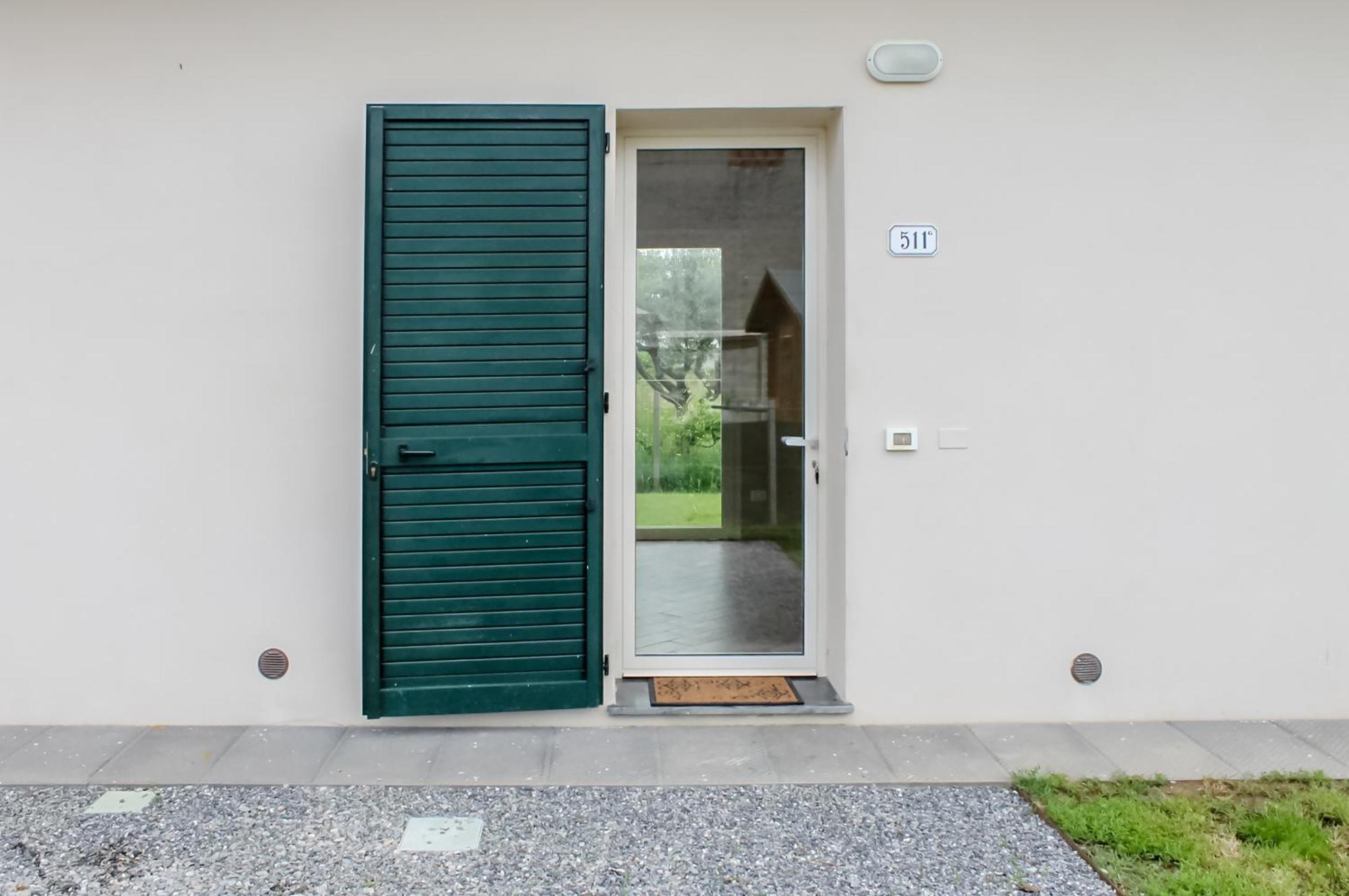 Modern Home With Private Parking Near The Station! 루카 외부 사진